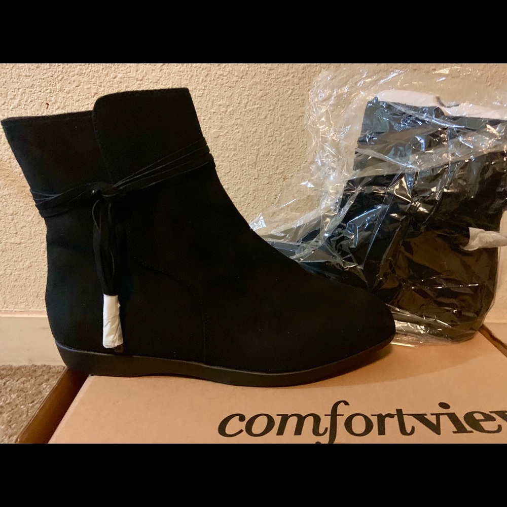 Woman’s black boots size 81/2 wide